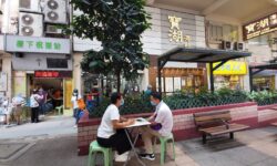 張秀珍:橋下祝福站