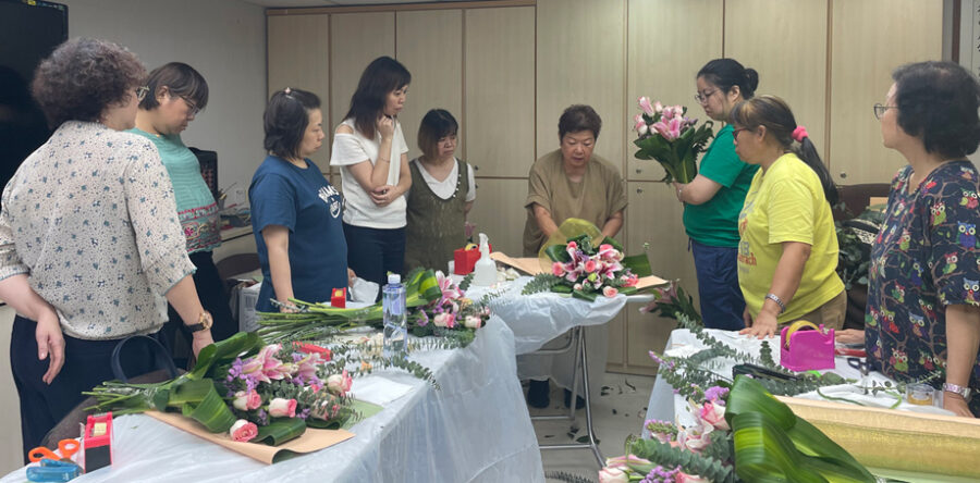 一束花 一堂課 一默想